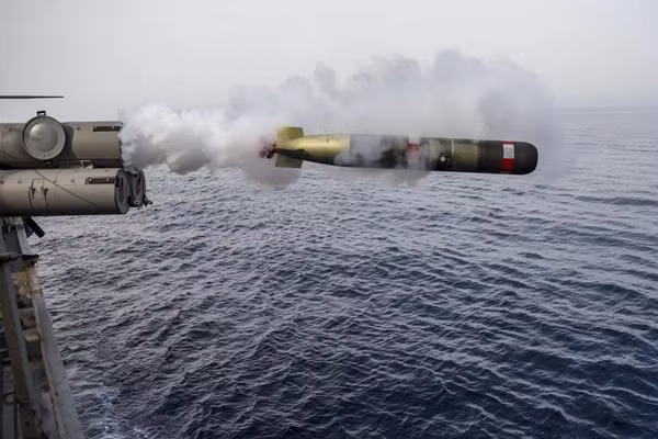 MK 54 MOD 0 là ngư lôi chống ngầm hạng nhẹ do Raytheon hợp tác với Hải quân Hoa Kỳ thiết kế. Nó dài 2,71 m, đường kính 32,3 cm và nặng khoảng 276 kg (Nguồn ảnh: Bộ Quốc phòng Hoa Kỳ)