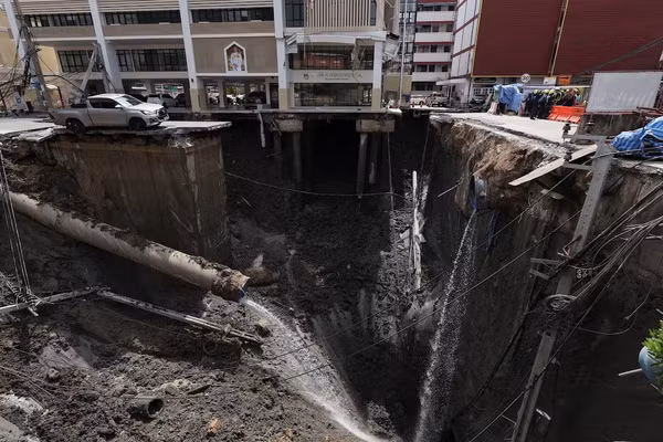 Khoảnh khắc hố tử thần sâu 50 mét bất ngờ xuất hiện ở trung tâm Bangkok