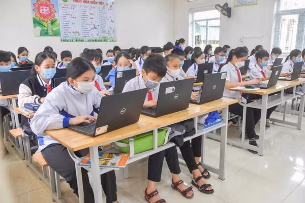 Học sinh sử dụng máy tính trong một số bộ môn liên quan đến hình ảnh, mô hình đa chiều. Ảnh: Tiểu học Trần Quốc Toản, Hạ Long.
