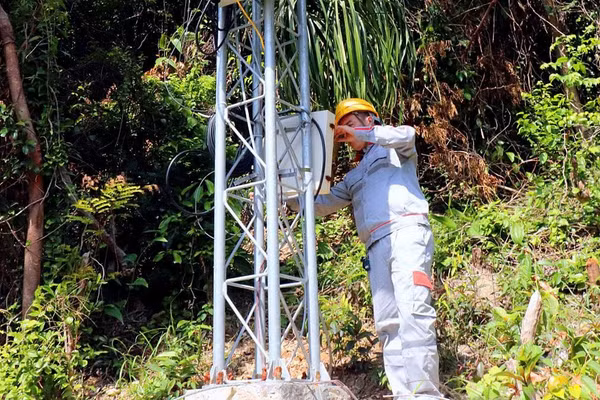 Nhân viên kỹ thuật của Viettel kiểm tra và vận hành trạm BTS phát sóng thông tin di động. Ảnh QN