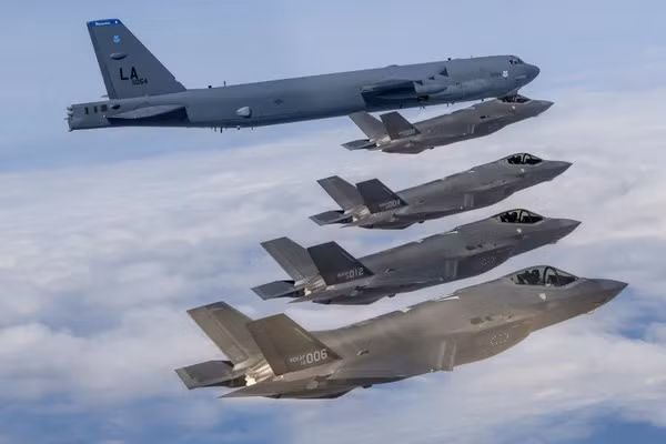 Máy bay ném bom chiến lược B-52H của Không quân Mỹ (bên trên) bay cùng tiêm kích F-35A của Không quân Hàn Quốc trong một cuộc tập trận không quân chung. Ảnh:: Bộ Quốc phòng Hàn Quốc.