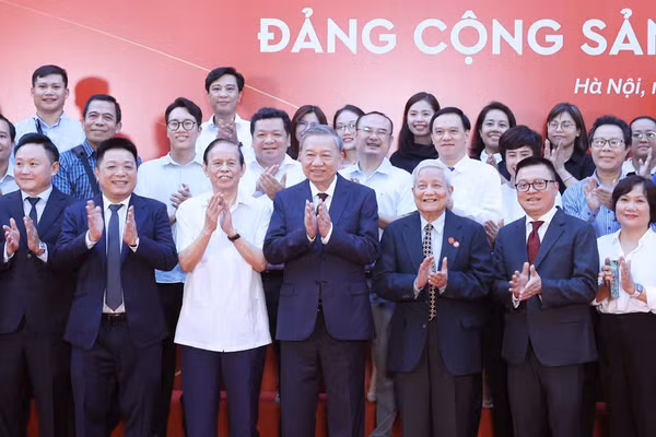 TBT Tô Lâm, Nhà báo Hồng Vinh và các đại biểu trong Lễ ra mắt trang thông tin đặc biệt của Báo Nhân Dân về Đảng Cộng sản Việt Nam. (Ảnh do tác giả cung cấp).