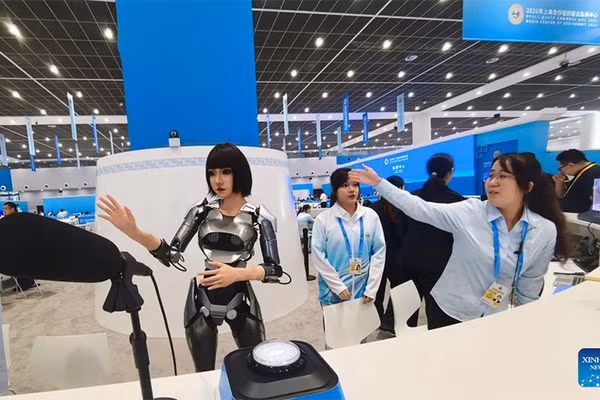 Robot pha kem, viết thư pháp và trò chuyện gây bất ngờ tại Thượng đỉnh SCO