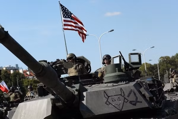 Xe tăng M1 Abrams của Lục quân Mỹ tham gia cuộc duyệt binh quân sự tại Warsaw, Ba Lan, ngày 15/8/2025. 
