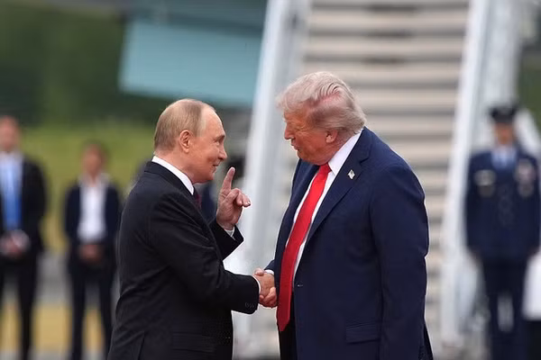 Tổng thống Nga Vladimir Putin và người đồng cấp Mỹ Donald Trump.