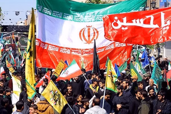 Người dân Iran tưởng niệm ngày thứ 40 từ khi Lãnh tụ Cách mạng Hồi giáo Ayatollah Seyyed Ali Khamenei thiệt mạng, tại Tehran ngày 9/4.