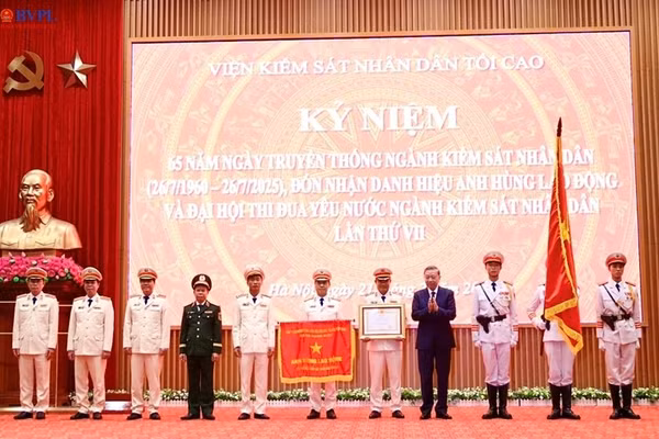 Tổng Bí thư Tô Lâm trao danh hiệu Anh hùng Lao động tặng Viện kiểm sát nhân dân tối cao tại Lễ kỷ niệm 65 năm ngày truyền thống ngành Kiểm sát nhân dân (ngày 21/7/2025)