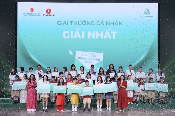 Trao giải Nhất ở các hạng mục tại cuộc thi “Gửi tương lai Xanh 2050” mùa 2. Ảnh: BTC.