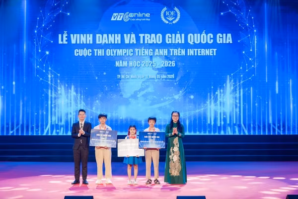 Bà Nguyễn Thị Quyên Thanh – Thứ trưởng Bộ giáo dục & Đào tạo cùng ông Lê Việt Hoà – Trưởng BTC IOE- Giám đốc công ty VTC Online trao giải nhất, nhì, ba.