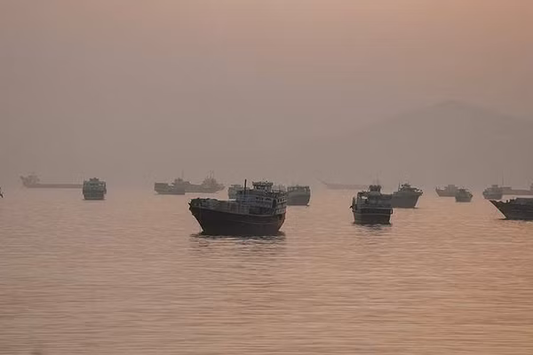 Báo Mỹ: Hơn 100 tàu thương mại được hộ tống qua eo biển Hormuz