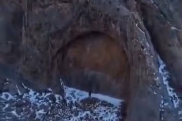 Phát hiện 'cánh cửa khổng lồ' bí ẩn trong núi Kazakhstan gây chấn động