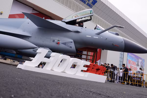 Truyền thông Pakistan: J-10CE đánh bại Eurofighter