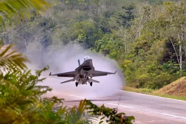 Một máy bay tiêm kích F-16 của Không quân Indonesia đã thực hiện thành công các hoạt động thử nghiệm hạ cánh và cất cánh trên đoạn cao tốc Terpeka Simpang Pematang, tỉnh Lampung.