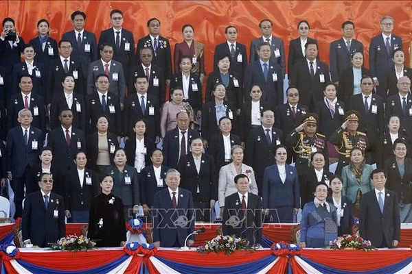 Tổng Bí thư Tô Lâm và Phu nhân cùng các đại biểu dự Lễ kỷ niệm 50 năm Quốc khánh Lào và 105 năm Ngày sinh Chủ tịch Kaysone Phomvihane. Ảnh: Thống Nhất/TTXVN 