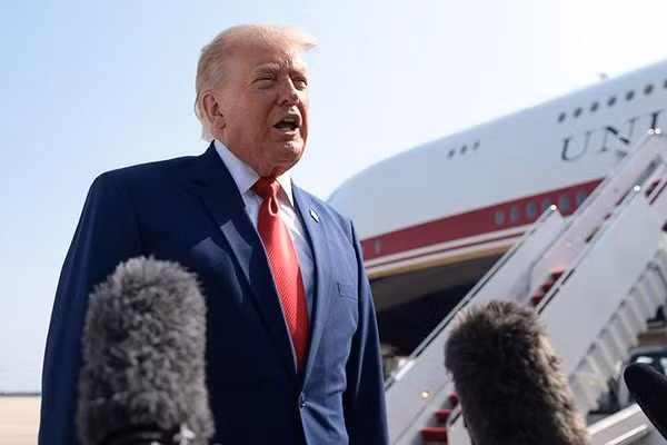 Tổng thống Trump dọa trừng phạt quân sự Iran nếu Houthi tiếp tục tấn công tàu
