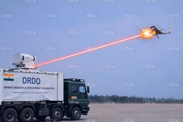 Hệ thống vũ khí laser năng lượng cao lớp 300kW gắn trên xe quân sự 8×8. Ảnh: DRDO qua IDRW