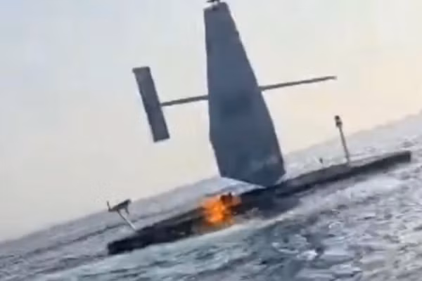 IRGC công bố video phá hủy tàu trinh sát Mỹ tại Hormuz