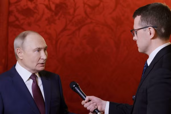 Tổng thống Nga Putin (trái).