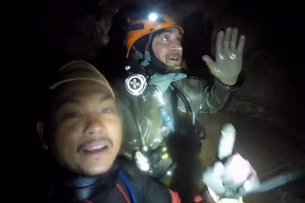 Phép màu trong hang ngập nước ở Lào