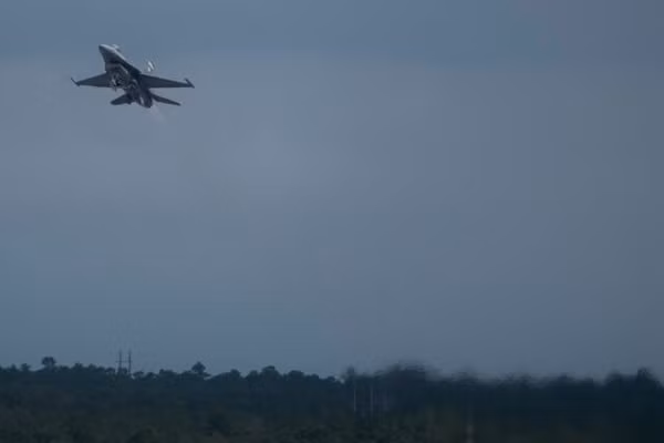 Một chiếc F-16 được cải tiến theo chương trình VENOM. 
