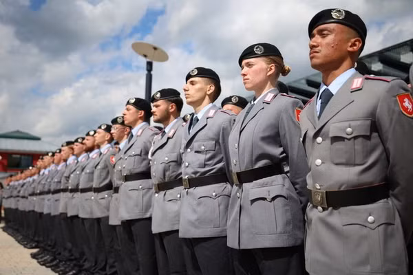 Các tân binh Đức tham gia lễ tuyên thệ của Bundeswehr (quân đội Đức).
