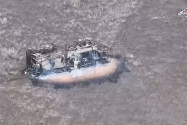 Tên lửa Kinzhal khai hỏa, hàng trăm khí tài bị xóa sổ, Su-27 rơi