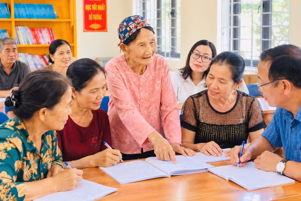 Bà Trương Thị Gái hướng dẫn học viên từng câu hát, cách phát âm và thể hiện điệu Soọng cô. 