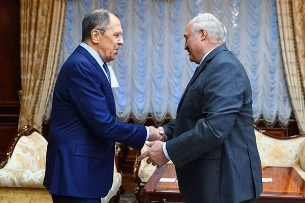 Ngoại trưởng Nga Sergei Lavrov và Tổng thống Belarus Alexander Lukashenko.