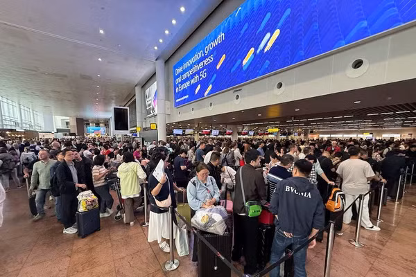 Hành khách chờ đợi tại sân bay Brussels, sau khi một cuộc tấn công mạng vào nhà cung cấp dịch vụ cho hệ thống làm thủ tục và lên máy bay làm gián đoạn hoạt động tại một số sân bay lớn ở châu Âu, tại Zaventem gần Brussels, Bỉ ngày 20/9. Ảnh: REUTERS