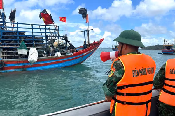 Các lực lượng chức năng đặc khu Cô Tô phát loa kêu gọi tàu thuyền vào tránh trú bão số 1.