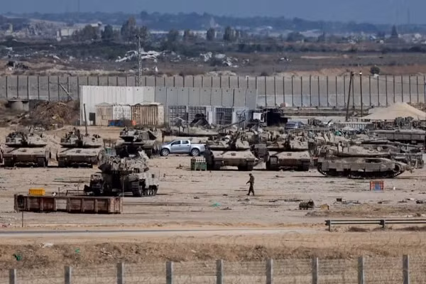 Quân nhân Israel hoạt động sau một loạt cuộc không kích trên khắp Dải Gaza, miền nam Israel, ngày 29/10 (Ảnh: REUTERS/AMMAR AWAD)