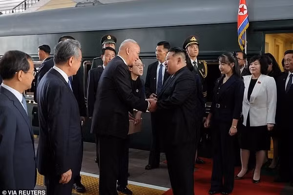 Con gái ông Kim Jong Un gây sốc xuất hiện tại diễu binh, dấy tin đồn kế vị