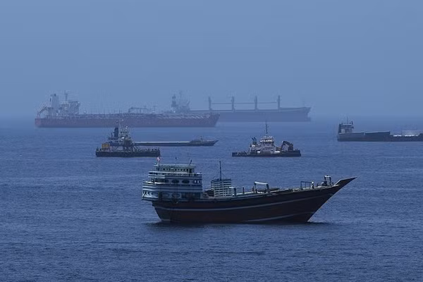 Các tàu chở hàng thương mại và tàu chở dầu thô được neo đậu ở Vịnh Oman, ngoài khơi bờ biển Muscat, Oman, ngày 2/6.