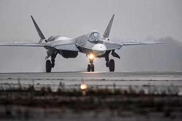 Rostec lần đầu trình làng UAV tàng hình phóng từ tiêm kích Su-57E