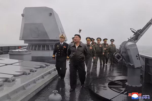 Ông Kim Jong un thị sát tàu khu trục Choe Hyon, dùng bữa cùng thủy thủ