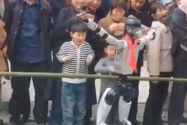 Cậu bé bất ngờ bị robot tát vào mặt