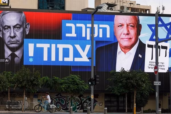Áp phích của lãnh đạo Đảng Yashar Gadi Eisenkot (phải) và Thủ tướng Benjamin Netanyahu ở Tel Aviv, Israel. (Ảnh: Getty Images/RT)