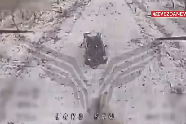 Video drone FPV hạ đối phương trên không, phá hủy xe bọc thép HMMWV
