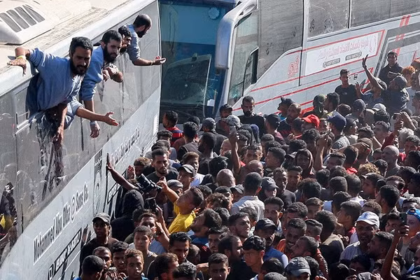 Cuộc đoàn tụ lịch sử: Nước mắt vỡ òa khi con tin từ Gaza trở về Israel