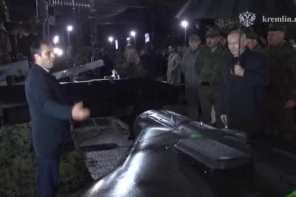 Tổng thống Nga Vladimir Putin kiểm tra hơn 300 mẫu khí tài quân sự hiện đại