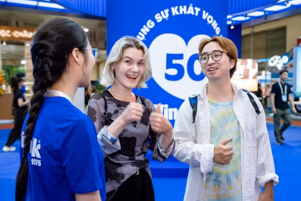 Anh Giang bày tỏ sự ấn tượng khi tham quan gian hàng Vinamilk tại chuỗi triển lãm chuyên ngành sữa 2026. (Ảnh: Duy Cường)