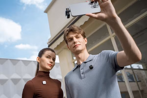 Từ vlog đến livestream bán hàng: Micro cài áo có trở thành thiết bị bắt buộc?