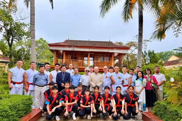 GS.VS.Võ sư Chưởng môn Ngô Xuân Bính cùng các học trò dâng hương tại Khu tưởng niệm Chủ tịch Hồ Chí Minh trước giờ khai mạc Lễ kỷ niệm. 