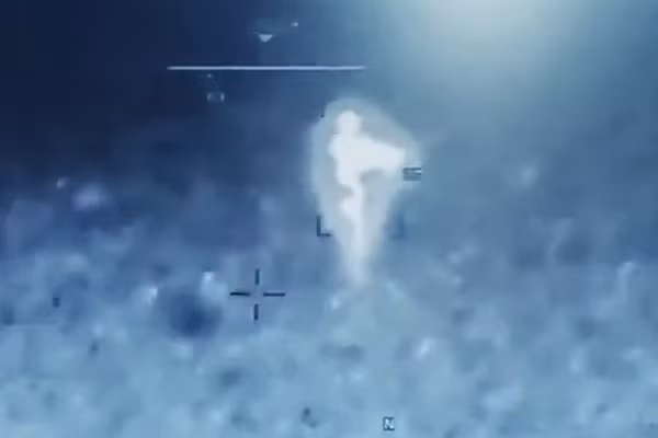 Quốc hội Mỹ gần đây đã yêu cầu Bộ Chiến tranh cung cấp 46 video về UFO, trong đó 8 đoạn đã bị rò rỉ tới một nhà báo điều tra.