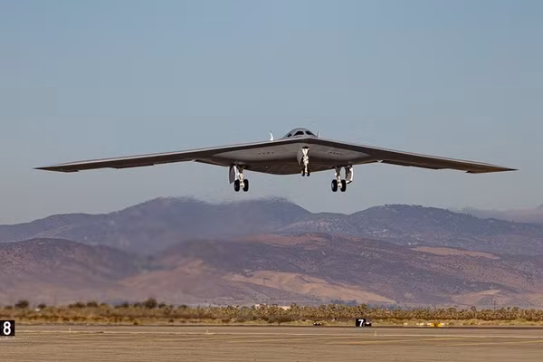 Chiếc B-21 Raider thử nghiệm thứ hai hạ cánh, nỗ lực thử nghiệm vũ khí và hệ thống nhiệm vụ – Nguồn: Không lực Mỹ.