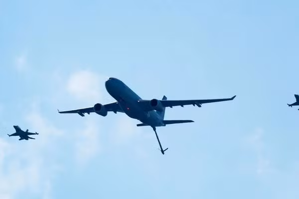 Một máy bay châu Âu chuyên tiếp nhiên liệu trên không và vận tải quân sự Airbus A330 Multi Role Tanker Transport (MRTT) cùng với 2 tiêm kích General Dynamics F-16 Fighting Falcon.