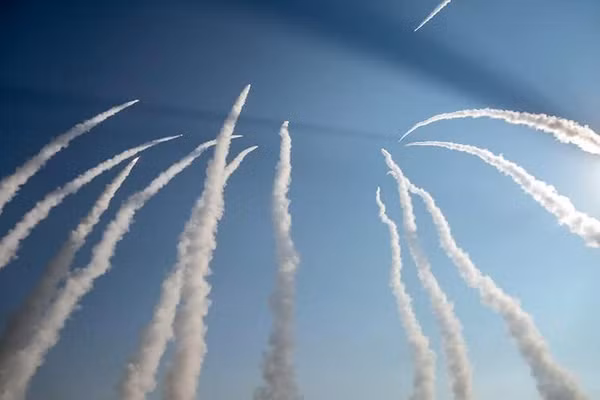 Iran tuyên bố giáng đòn tên lửa vào căn cứ chứa tiêm kích Mỹ