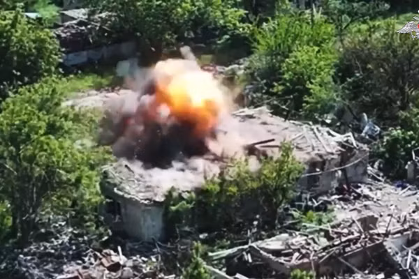 Nga tuyên bố kiểm soát thêm 2 khu dân cư, Ukraine mất xe M113 và gần 500 UAV