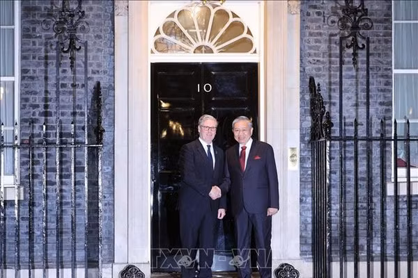 Thủ tướng Liên hiệp Vương quốc Anh và Bắc Ireland Keir Starmer đón Tổng Bí thư Tô Lâm. Ảnh: Thống Nhất/TTXVN 