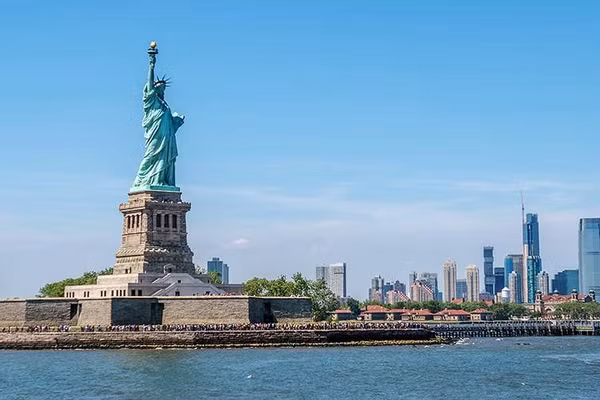 Nắng nóng cực đoan khiến đường nhựa ở New York biến dạng